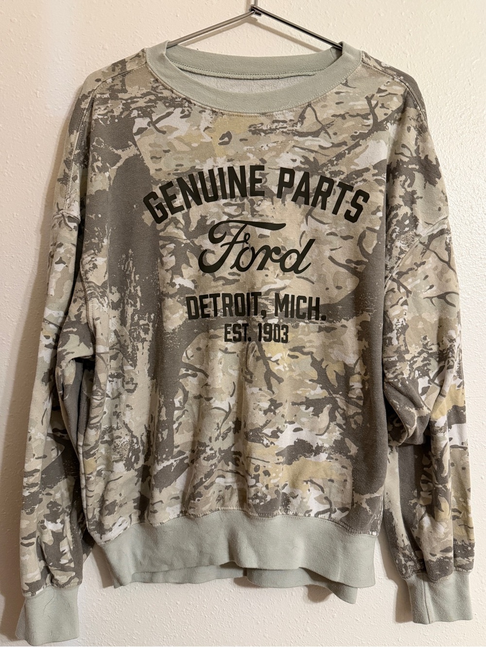 Woman’s Ford Camo sweater XS Oversized